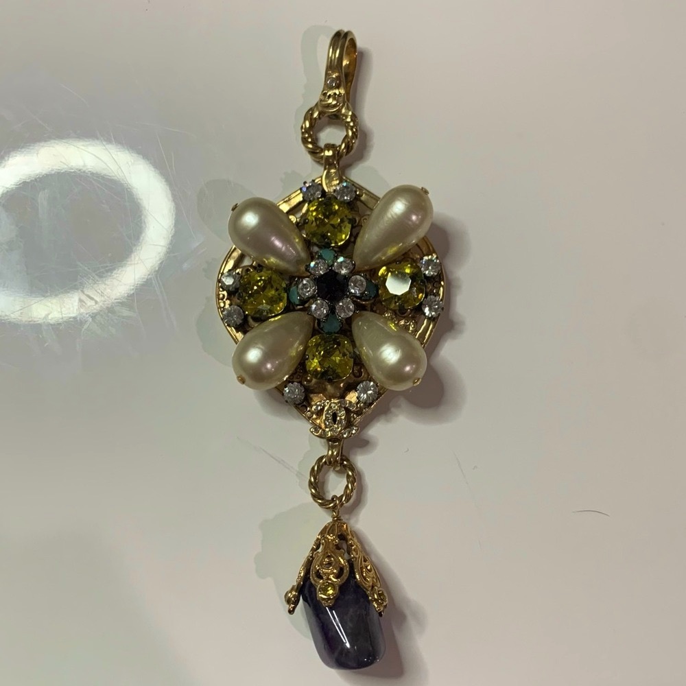 CHANEL AUTHENTIC VINTAGE PENDANT 05A
